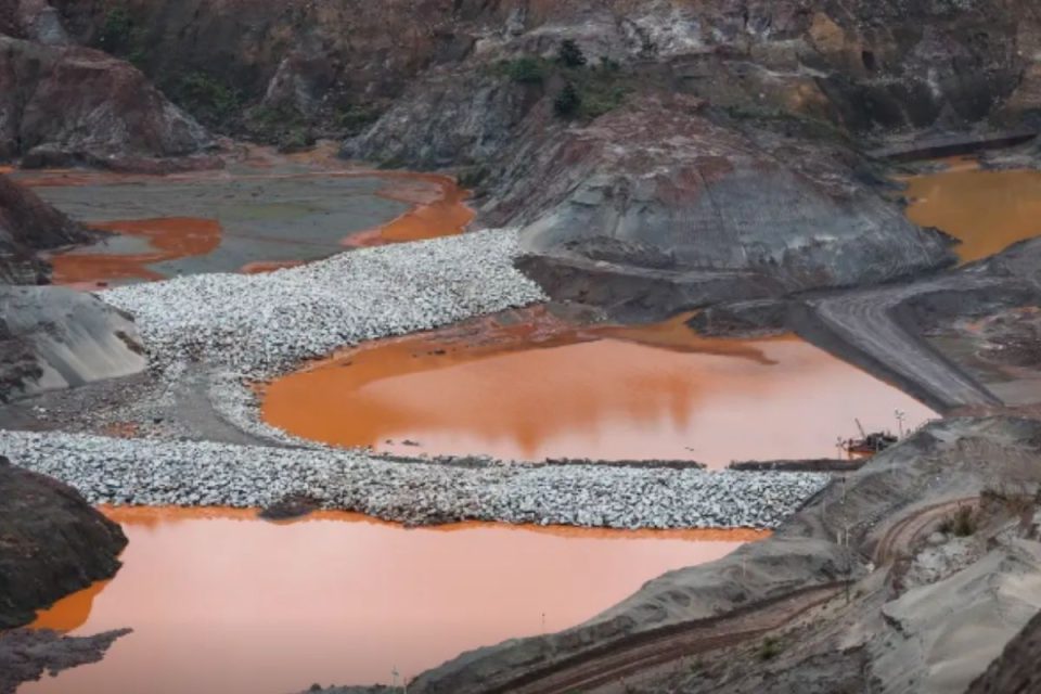 Justiça condena a BHP por rompimento da barragem em Mariana