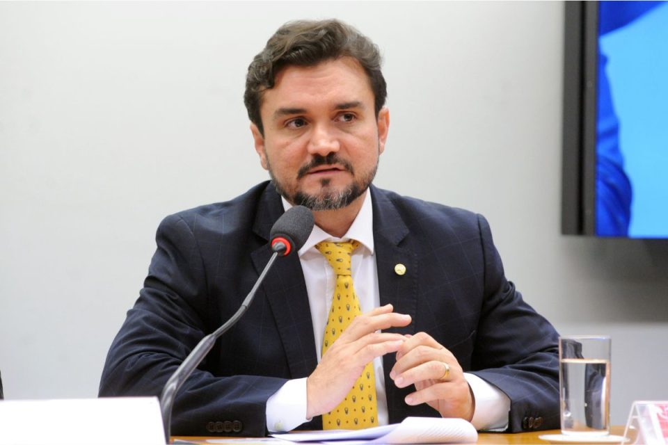 Lula confirma saída de Celso Sabino do Turismo e indica Gustavo Feliciano para o cargo