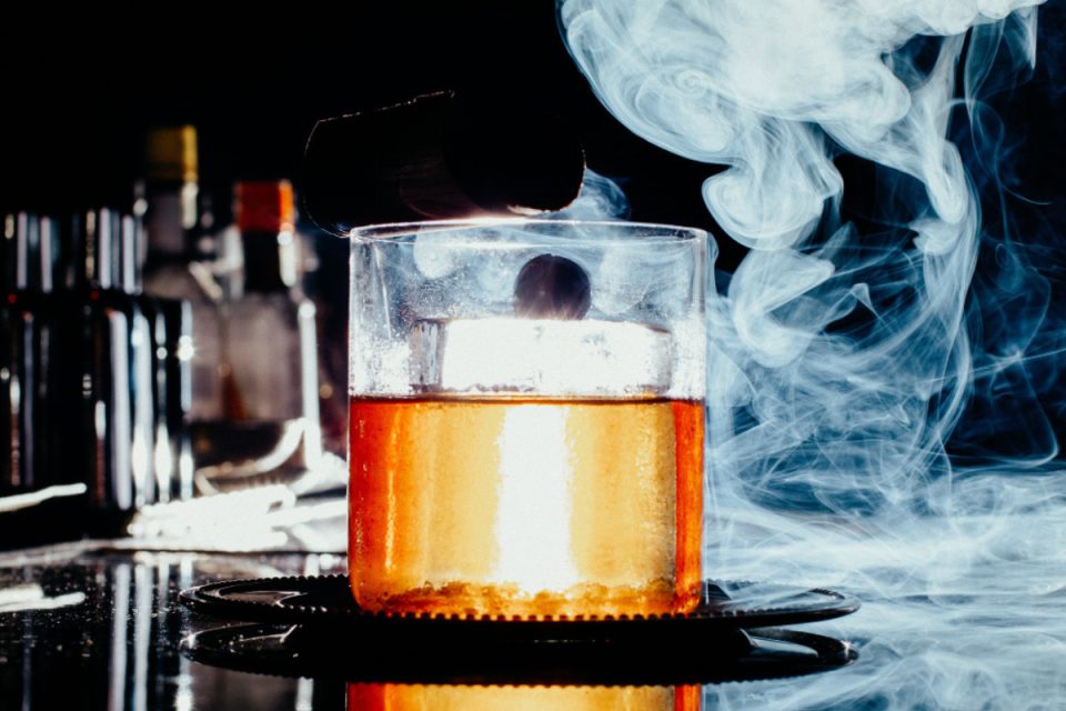 Mercado ilegal de bebidas e vapes desafia governo e ameaça saúde pública