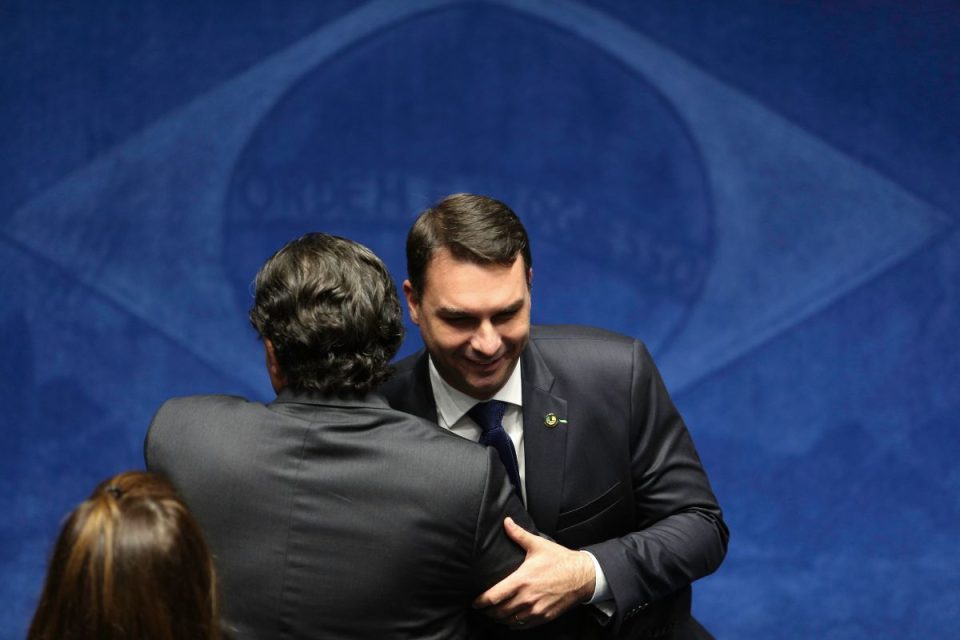 Flávio Bolsonaro tem apenas agosto para definir vice-presidente
