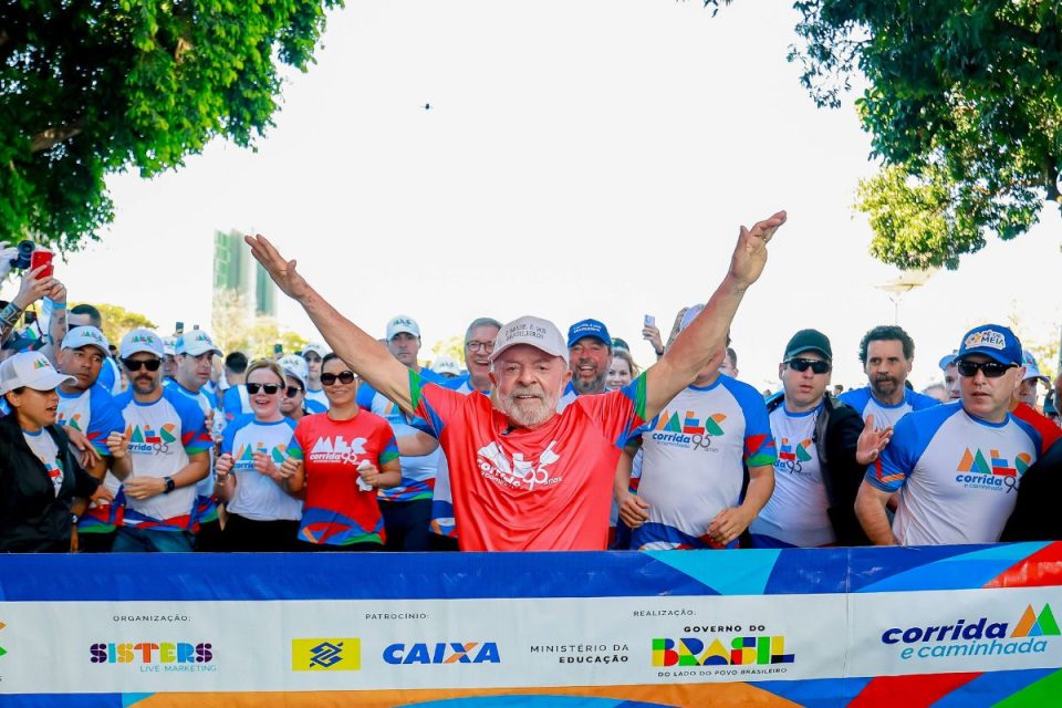Aos 80 anos, rotina de treinos de Lula vira análise da disputa eleitoral com Flávio Bolsonaro na mídia exterior
