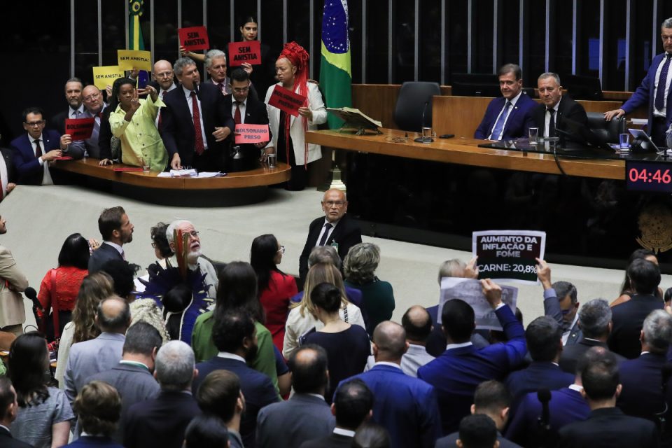 Lula veta parcialmente mudanças à Lei da Ficha Limpa