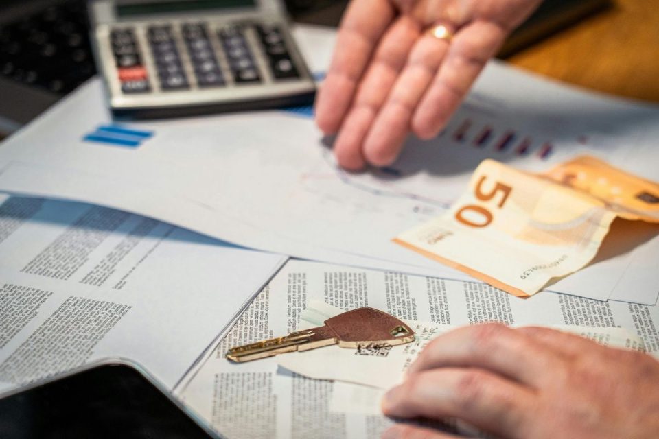 Taxa de brasileiros com dívidas avança para 80,9% e atinge marca histórica