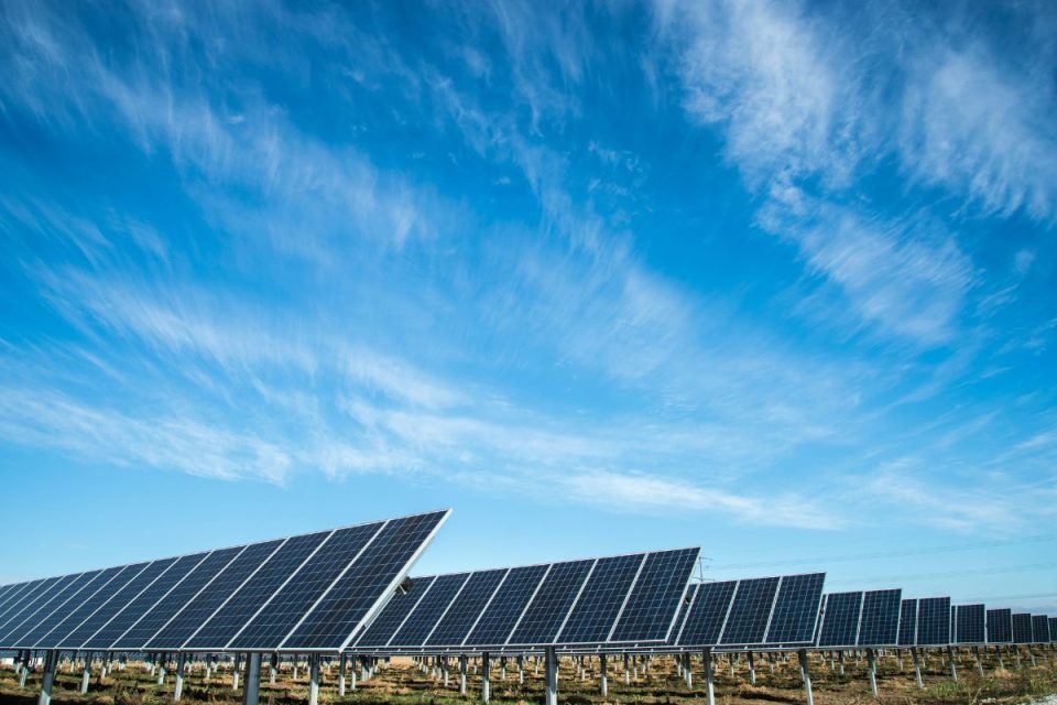Investimento global em energia limpa bate recorde, mas transição energética perde ritmo