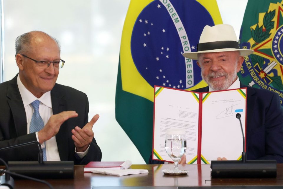 Morning Call: governo assina medida do Desenrola Brasil 2 enquanto Câmara discute fim da escala 6×1