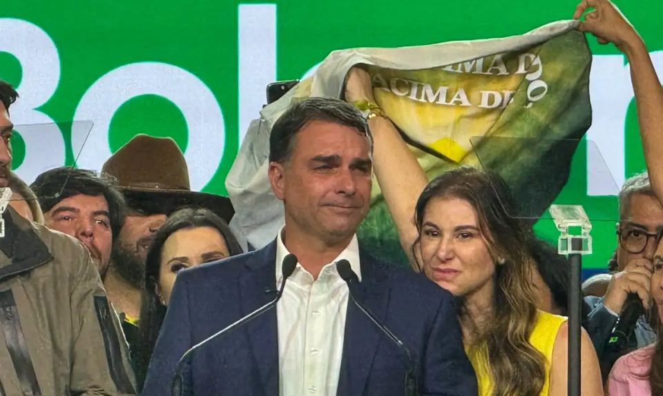 Flávio aposta na crise do STF para desgastar Lula, que aposta no populismo
