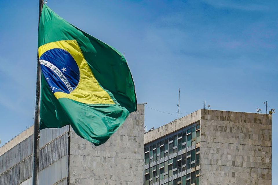 Brasil se destaca entre países emergentes em meio ao choque energético global, revela estudo