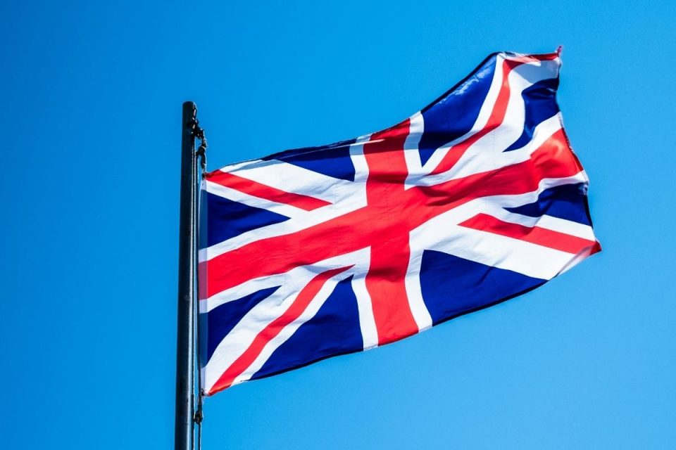 Monarquia britânica enfrenta tensão rara com príncipe Andrew, segundo o NYT; entenda