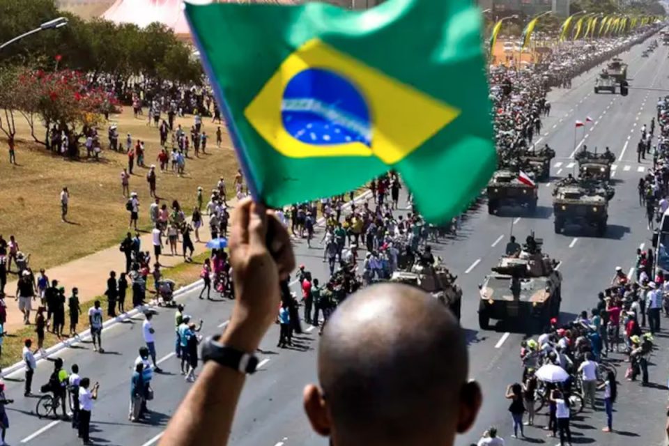 Flávio Bolsonaro engaja em temas relacionados à crise envolvendo Moraes, revela instituto