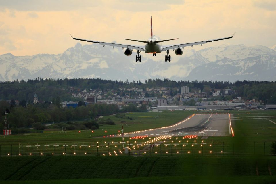 Disputa entre fabricantes e companhias aéreas redefine o mercado de aviação