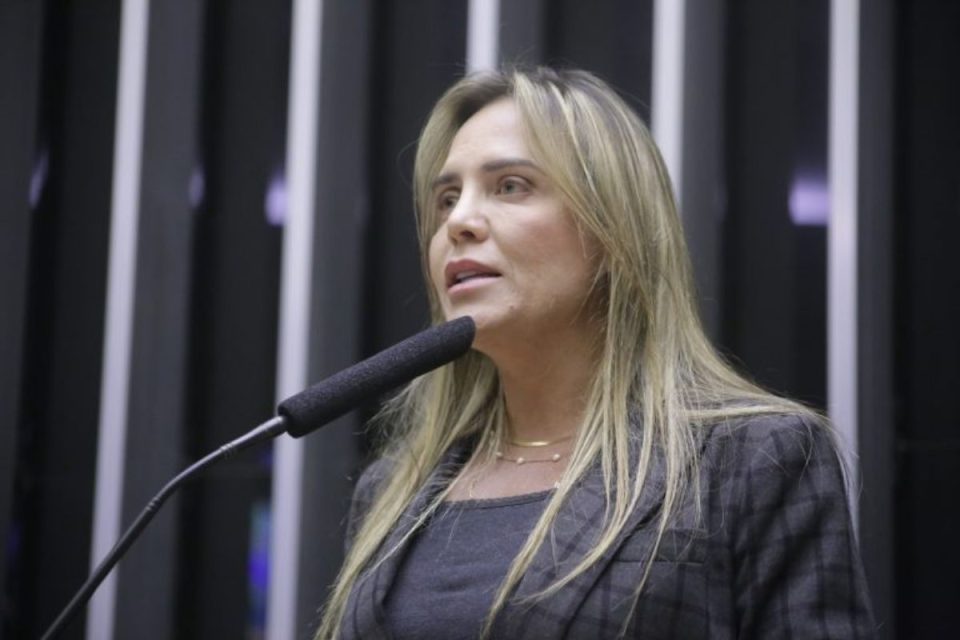Uso de transporte escolar em ato de campanha de Celina Leão gera questionamentos