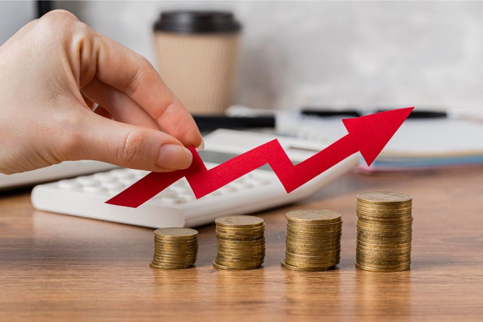 O que faz os preços subirem? Entenda inflação, juros e repasses de forma simples
