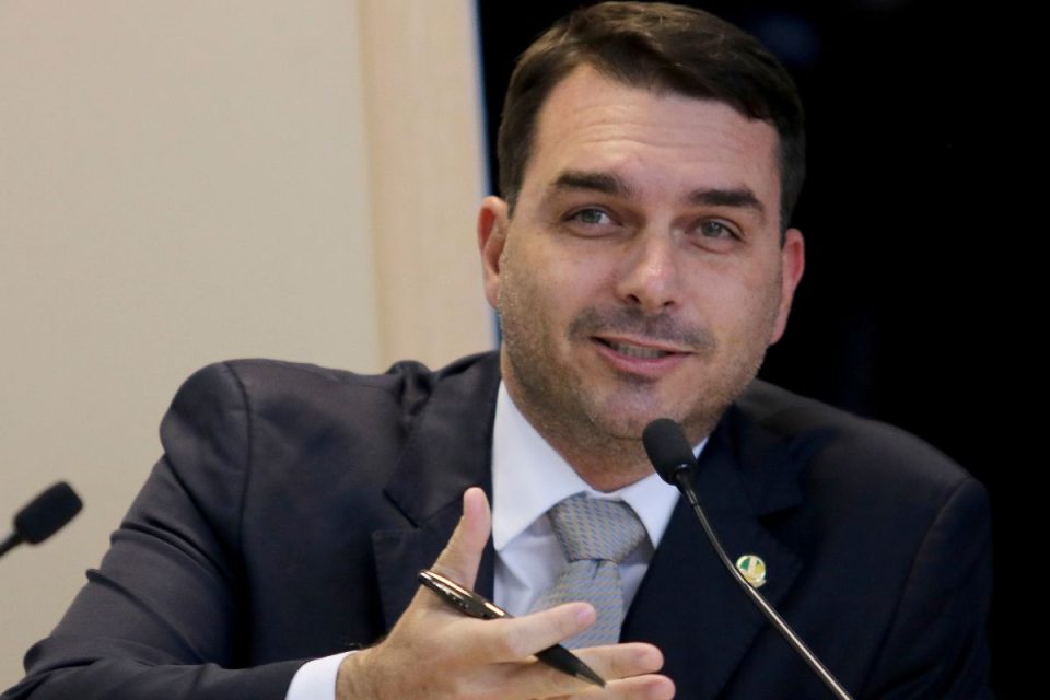 Flávio diz que devolverá dinheiro para tentar estancar a crise Dark Horse