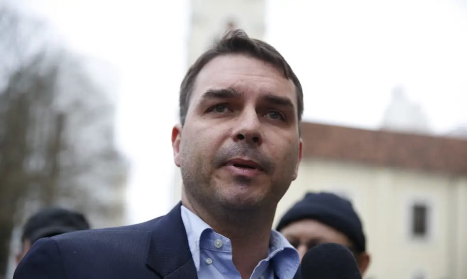 Ex-sócio entrega podres de Flávio Bolsonaro