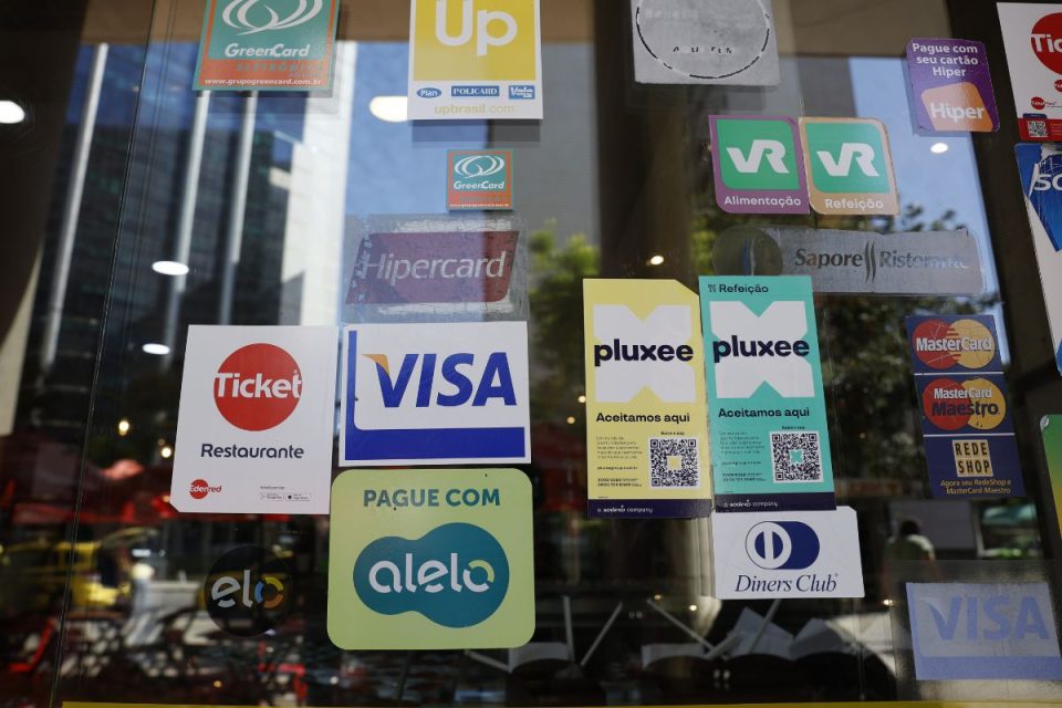 Empresas de vale-refeição reagem a novas regras do governo e estudam ação na Justiça