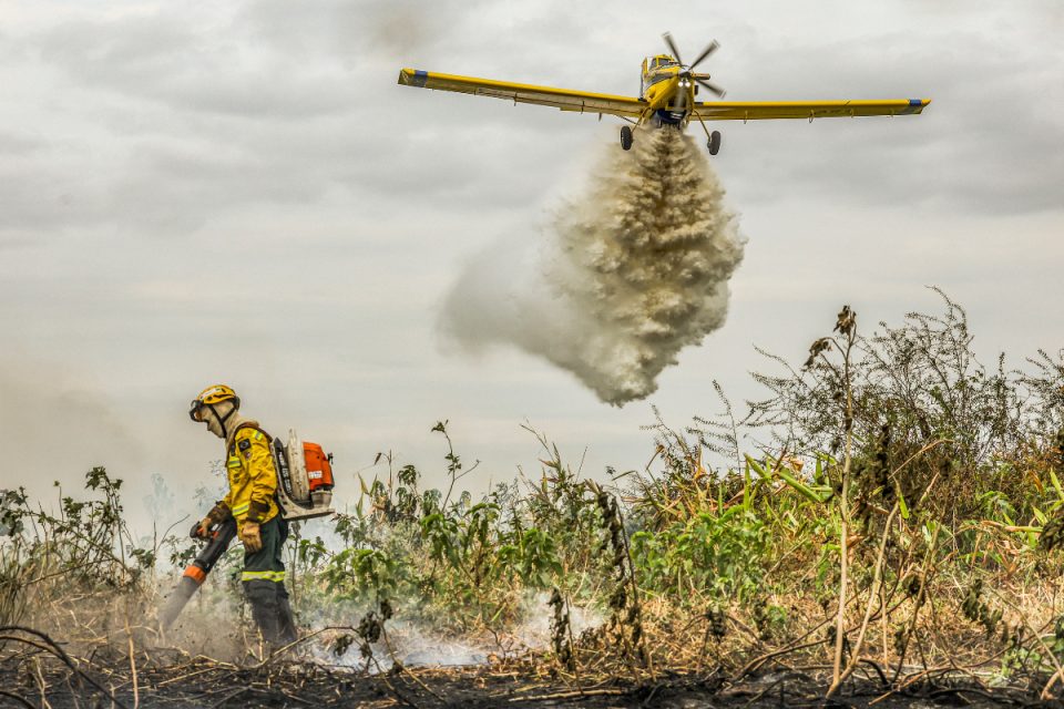 Brasil propõe resposta global a incêndios florestais durante a Pré-COP30 em Brasília