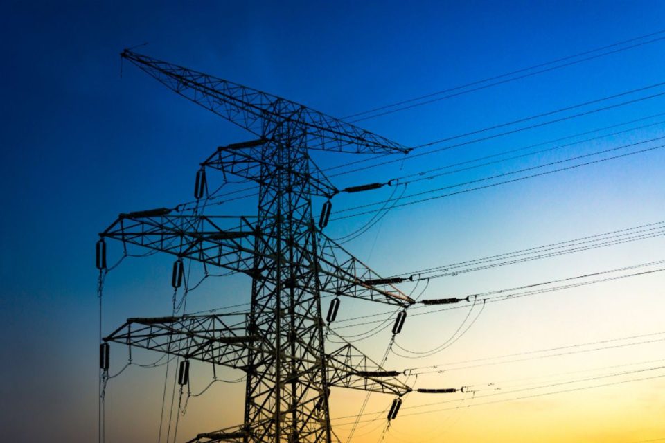 Briefing: Pressões externas, energia mais cara e impasses fiscais desafiam cenário econômico
