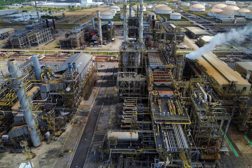 Tensões globais fazem China ampliar reservas de petróleo e reforçar matriz energética