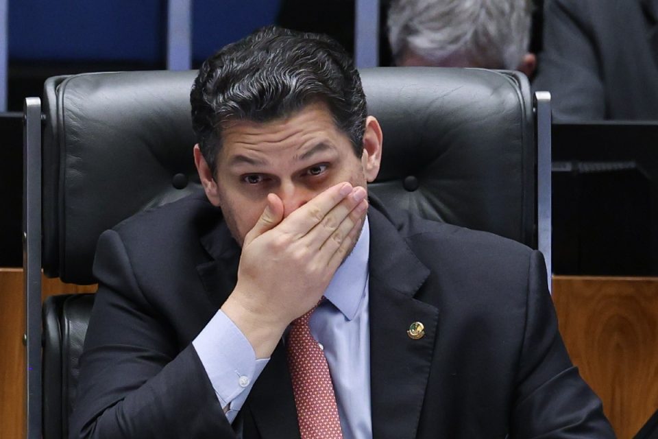 Alcolumbre em cima do muro na escala 6×1