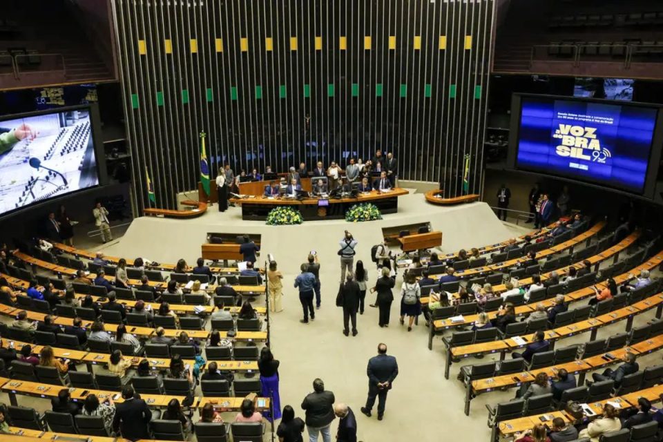 6×1 avança com apoio do centro e governo já de olho no Senado