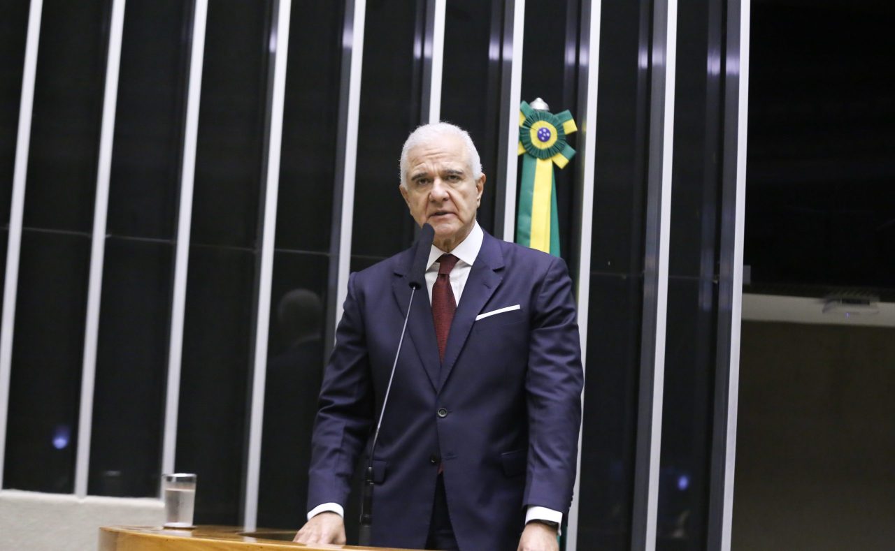 ‘Sem período de transição, fim da escala 6×1 prejudicará a economia’, diz deputado Julio Lopes