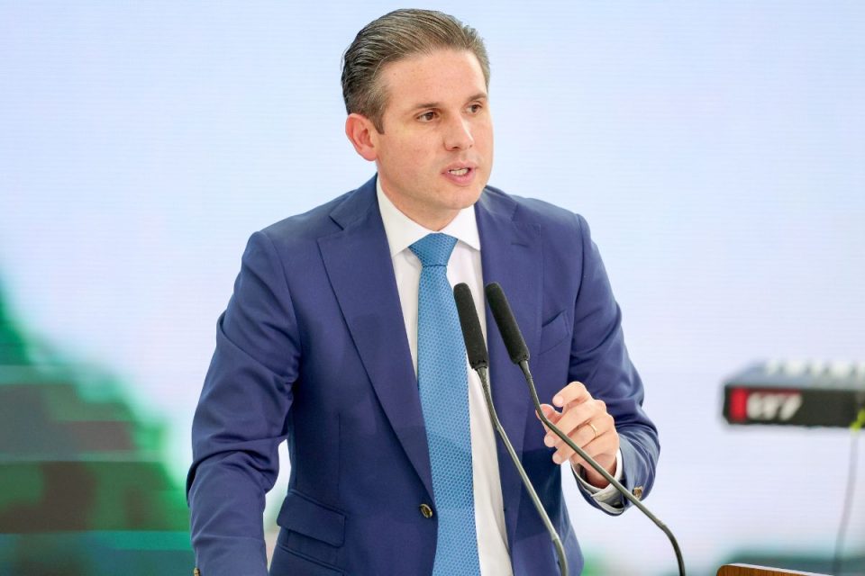 Como Hugo Motta conduziu a PEC do fim da escala 6×1 na Câmara?