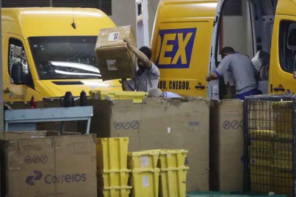 Governo enfrenta críticas e possível convocação de CPI após anúncio de empréstimo dos Correios