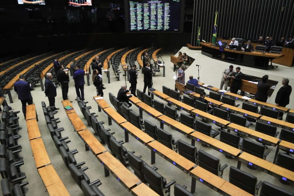 Comissão da Câmara aprova projeto que obriga agressor a pagar tratamento da vítima; entenda