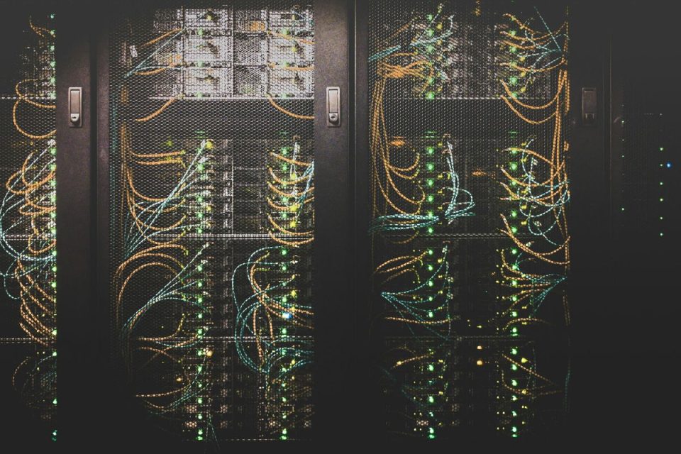 Alto consumo de água e energia em data centers leva investidores a cobrar gigantes de tecnologia
