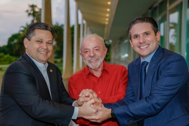 Foto que selou aliança entre Lula, Davi Alcolumbre e Hugo Motta