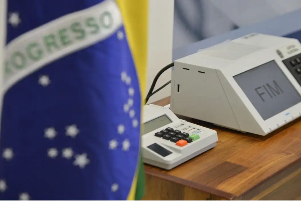 Quais são os limites do TSE em relação aos dados digitais informados pelos candidatos?