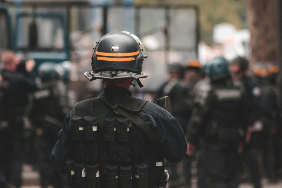 Especialista explica o que muda após EUA classificarem PCC e CV como terroristas