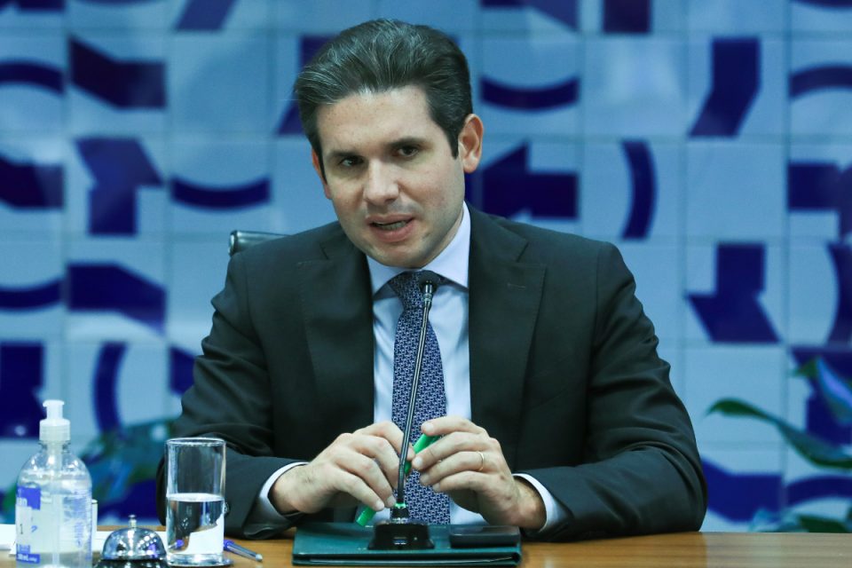 Motta diz que medida que cobra bagagem de mão é “absurda”; PL terá urgência no Congresso