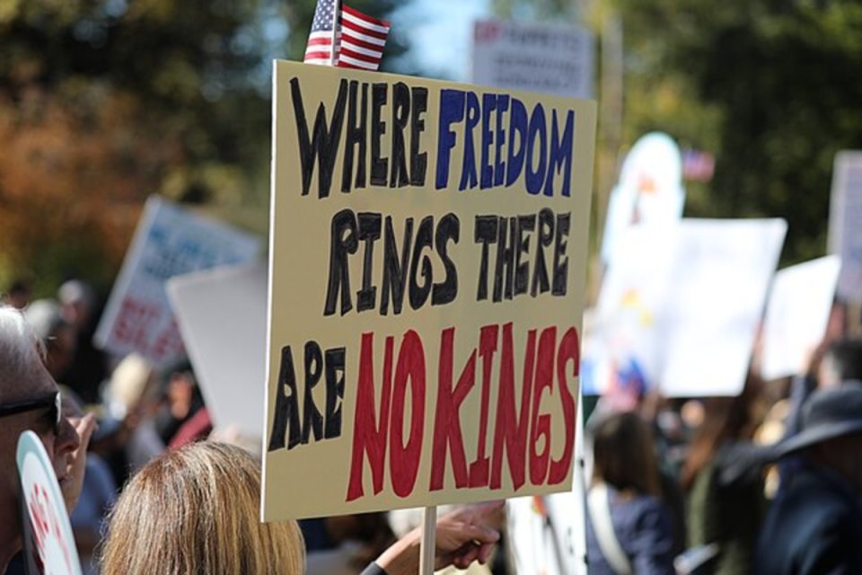 Trump responde a protestos “No Kings” com vídeo de IA em que ataca opositores com fezes