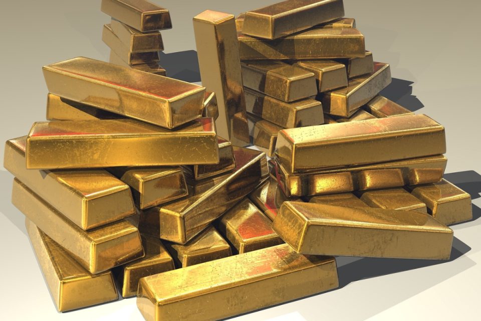 Ouro tem maior queda em 12 anos e prata despenca em meio à correção no mercado