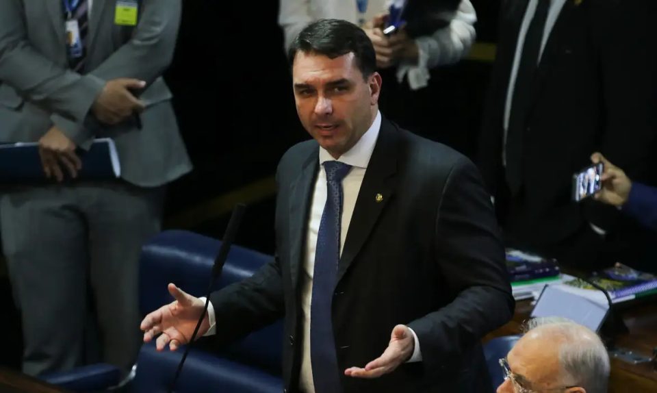 Flávio Bolsonaro defende saída de Dino e Moraes do STF, mas a Presidência não tem poder para cassar ministros