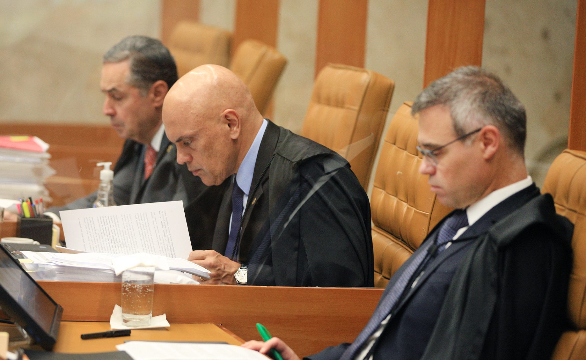Mendonça acusa Moraes de fazer o mesmo que ele
