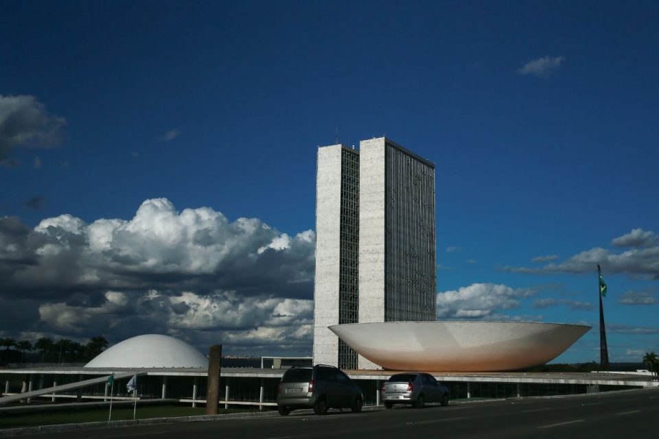 Briefing: Congresso e governo enfrentam semana de decisões sensíveis