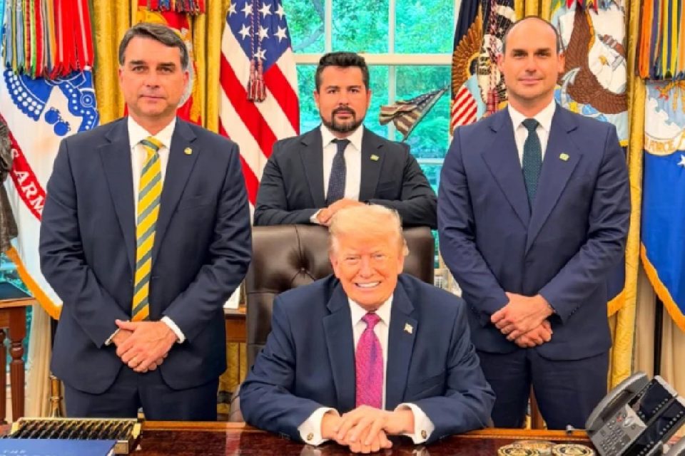 Trump e Flávio e Eduardo Bolsonaro
