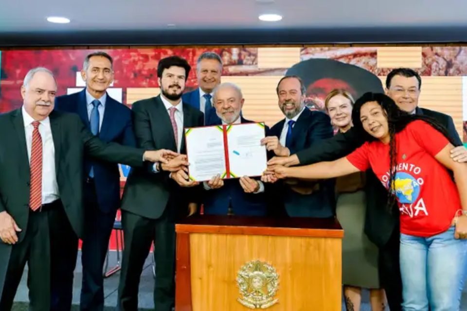 Lei sancionada por Lula prevê luz grátis a milhões; saiba o impacto