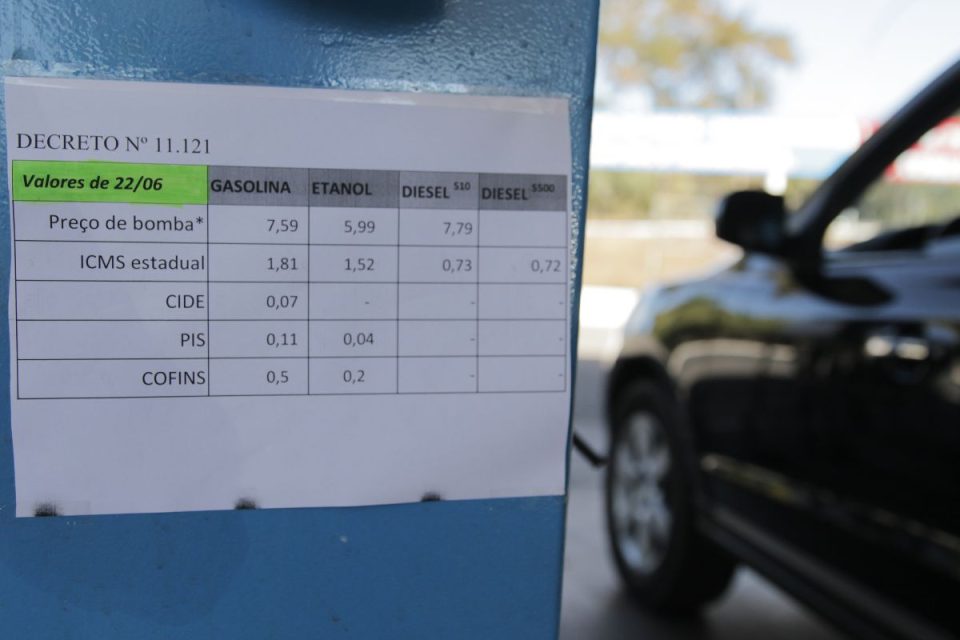 Câmara ameaça pautar projeto para subsidiar etanol se governo mantiver subsídio da gasolina