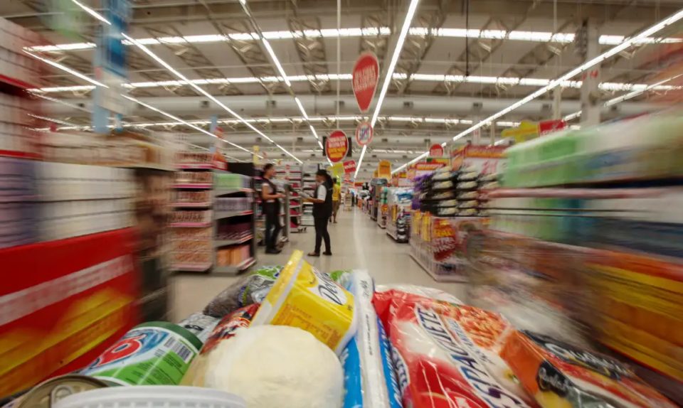 Bolsa Família: reajuste deve ser analisado independentemente do déficit público, avalia economista