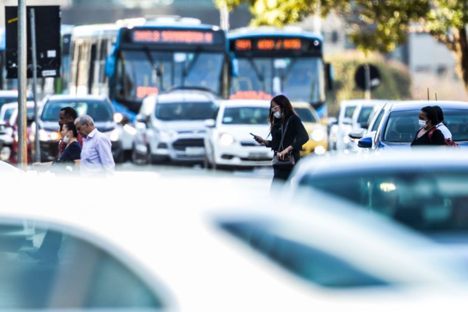 IBGE: número de brasileiros que buscam trabalho há mais de 2 anos recua 17,8%