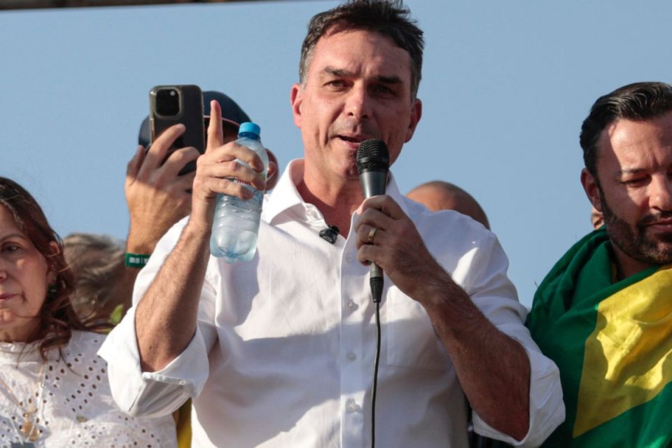 Flávio Bolsonaro lidera 1º turno das eleições presidenciais em nova pesquisa