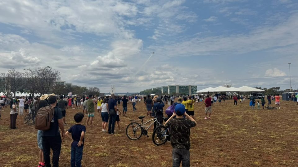 Insatisfação e cobrança por renovação dão o tom do 7 de Setembro na Esplanada