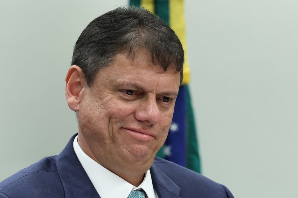 A crise na campanha de Flávio Bolsonaro não afetou Tarcísio de Freitas