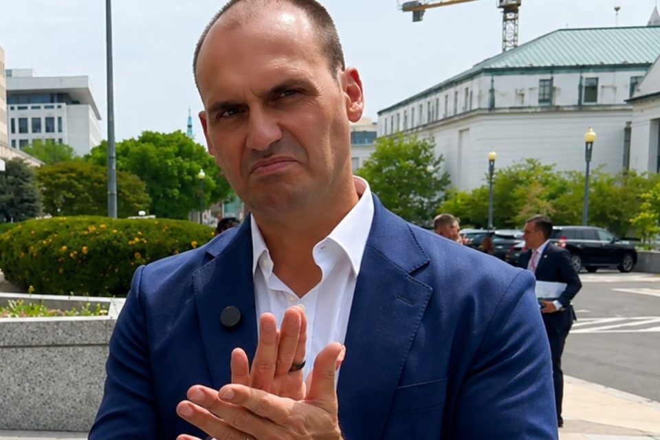 Após incitar os EUA contra o Brasil, Eduardo Bolsonaro é agraciado por Trump