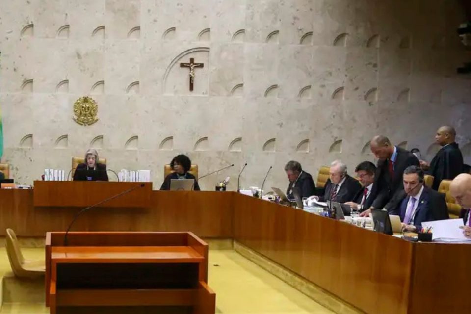 O que acontece com os prazos processuais durante o recesso?