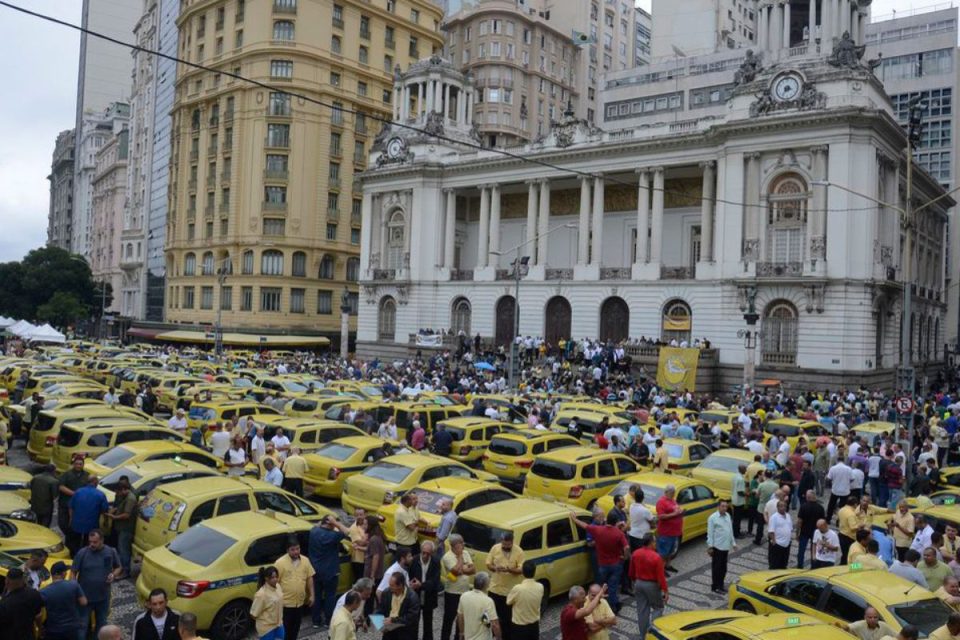 Lei 15.271/25 redefine regras para taxistas e libera transferência de outorga