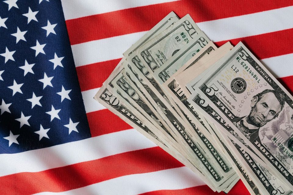 O que explica recuo do dólar e estabilização das bolsas após Trump indicar fim da guerra com Irã?